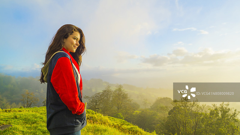 青少年在哥斯达黎加山区欣赏日落图片素材