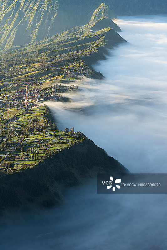 印度尼西亚东爪哇的迷雾之海美丽的芝摩罗拉旺图片素材
