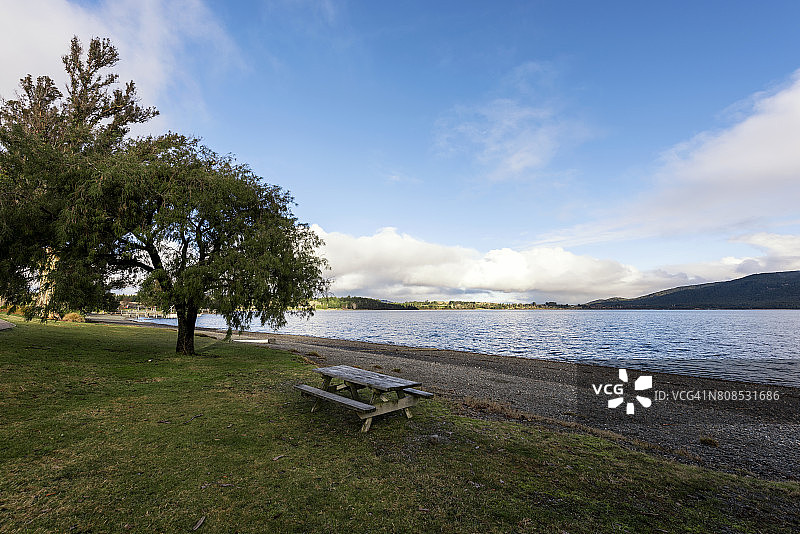 蒂阿瑙湖湖畔图片素材