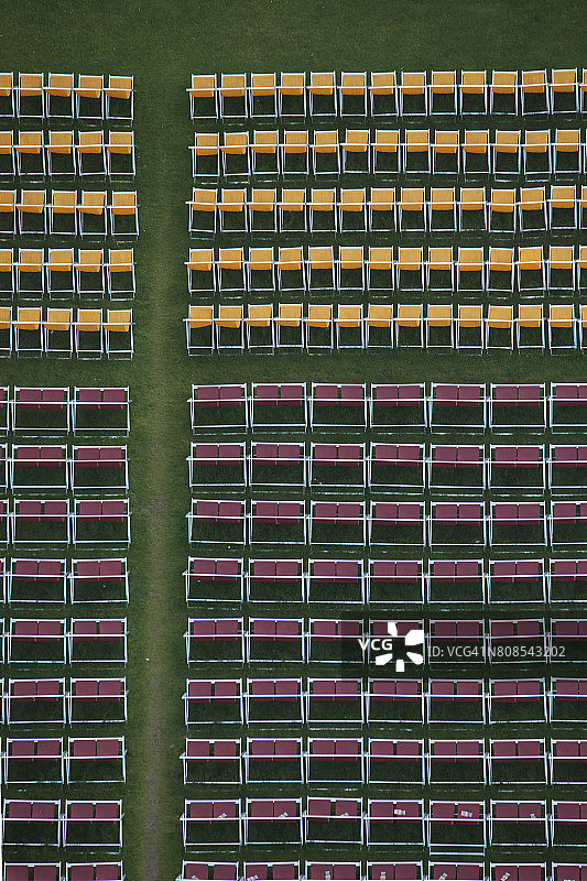 露天电影院里的躺椅航拍视角图片素材