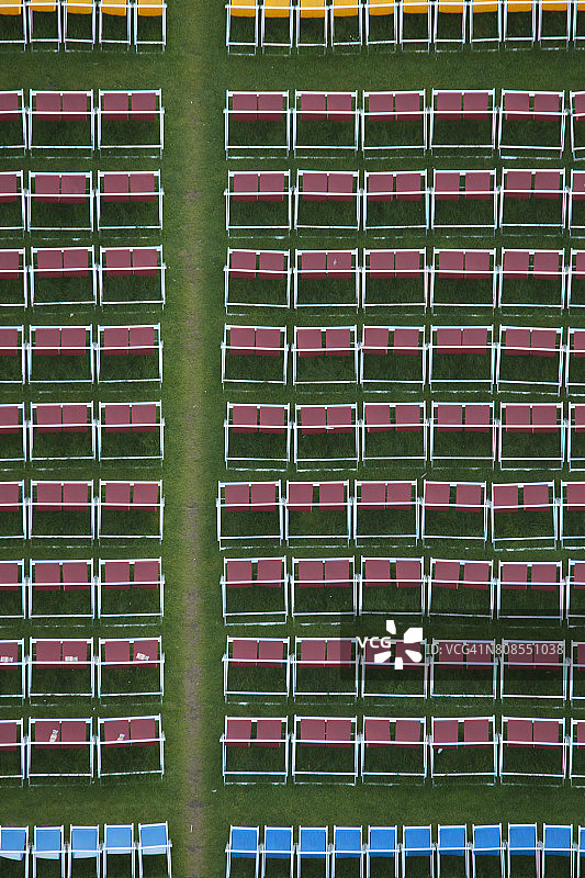 露天电影院里的躺椅航拍视角图片素材