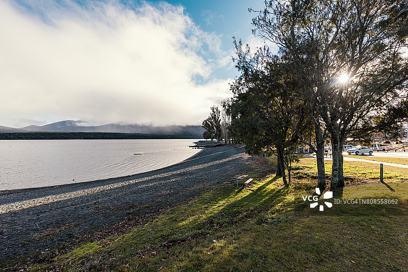 蒂阿瑙湖湖畔图片素材