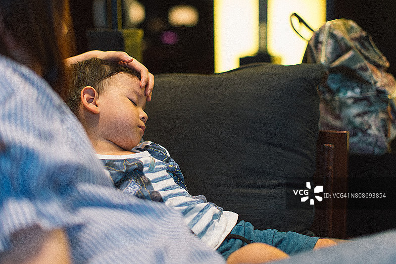 母亲和她的男婴亲密互动图片素材