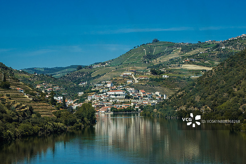 葡萄牙杜罗河畔瓦伦萨风光图片素材