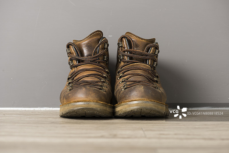 脏旧的旧靴子图片素材