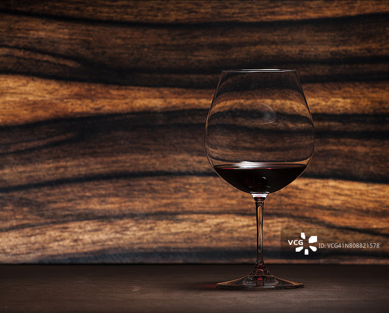 城市背景中的威士忌图片素材