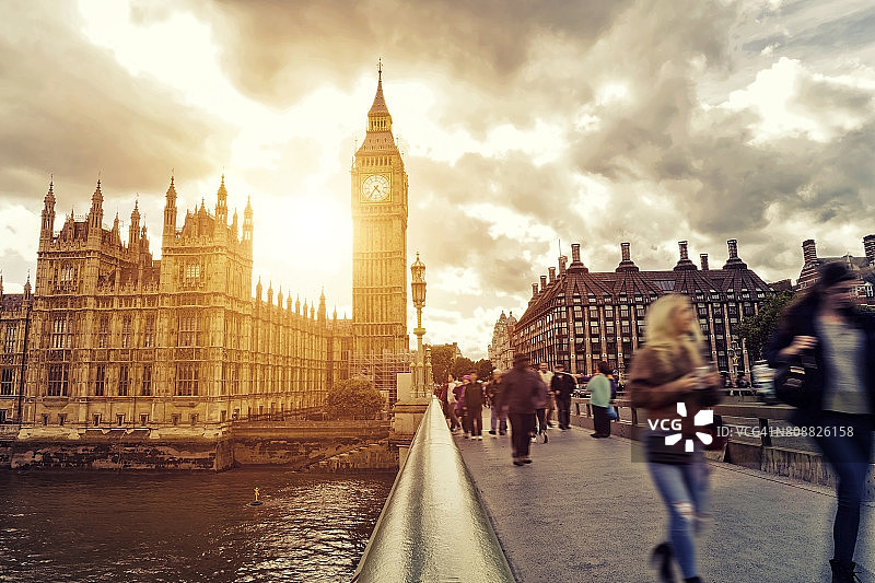 日落时分威斯敏斯特桥上行走的人群（模糊效果）图片素材