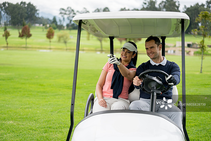 高尔夫球手驾驶高尔夫球车图片素材