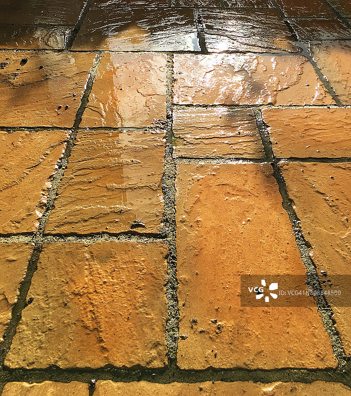 湿漉漉的石板路图片素材