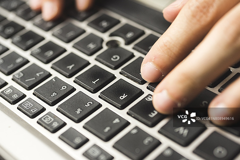 使用笔记本电脑工作图片素材