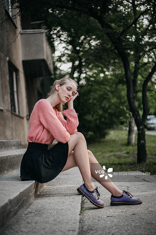 女人坐在建筑台阶上图片素材