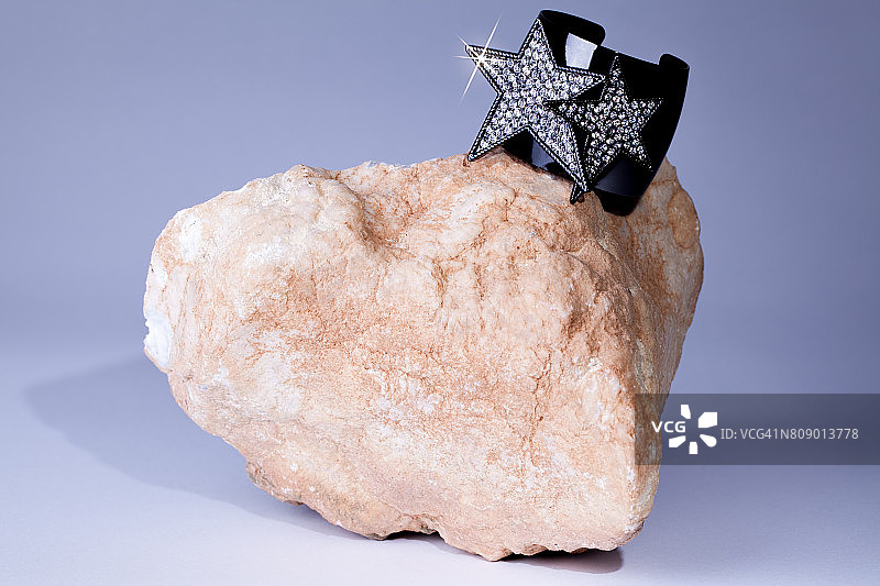 华丽摇滚风格的闪光珠宝手镯配饰，70年代摇滚音乐图片素材