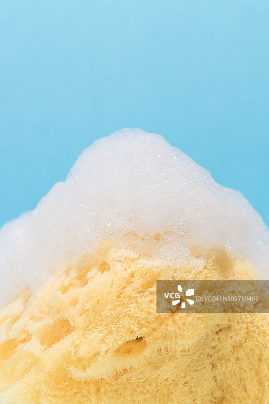 沾满肥皂泡的天然海绵图片素材