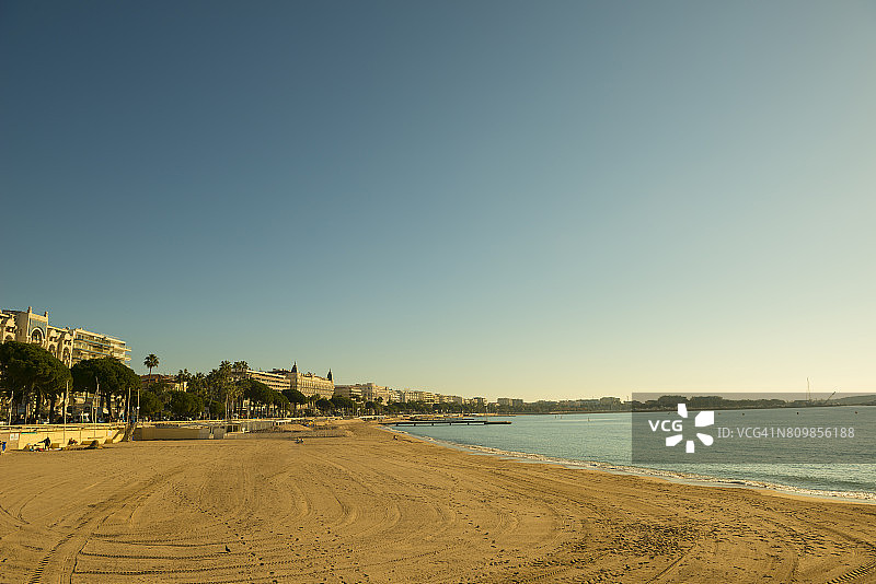 戛纳的海滩和城市海景图片素材