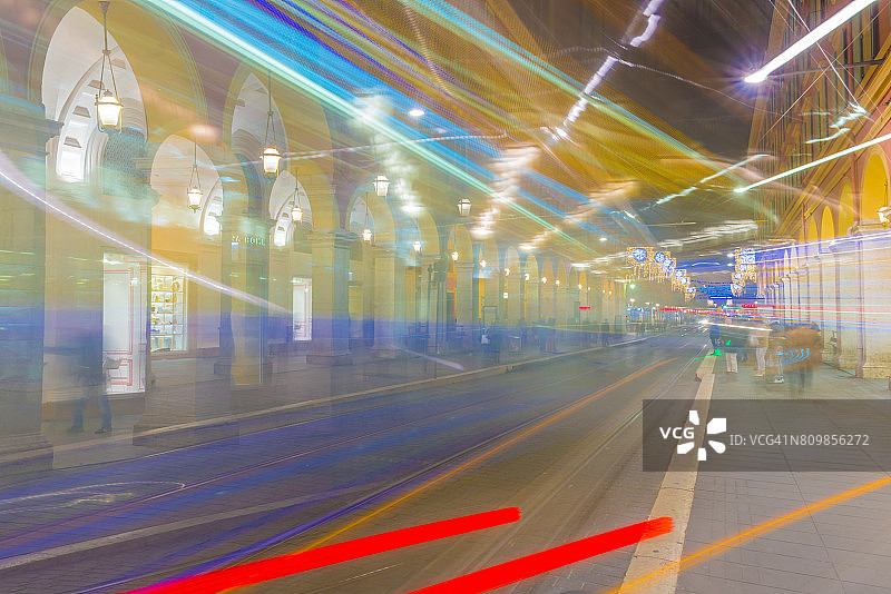 尼斯市夜间长时间曝光的主要街道和建筑图片素材