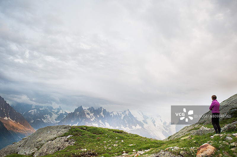 欣赏风景的女徒步者图片素材