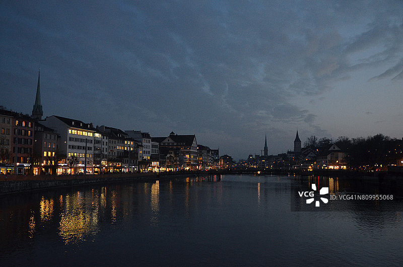 暮色中的苏黎世和利马特河景色图片素材