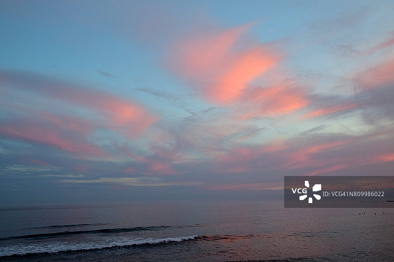 镰仓市日落海滩上的橙色云彩图片素材