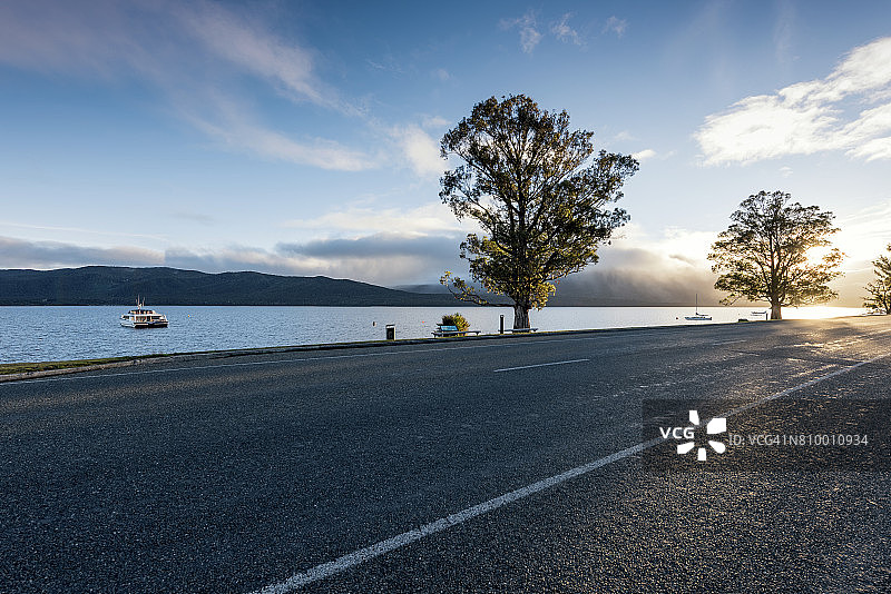 蒂阿瑙湖湖畔图片素材