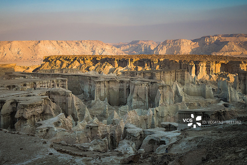 伊朗南部霍尔木兹甘省盖什姆岛星谷黎明全景，位于波斯湾图片素材