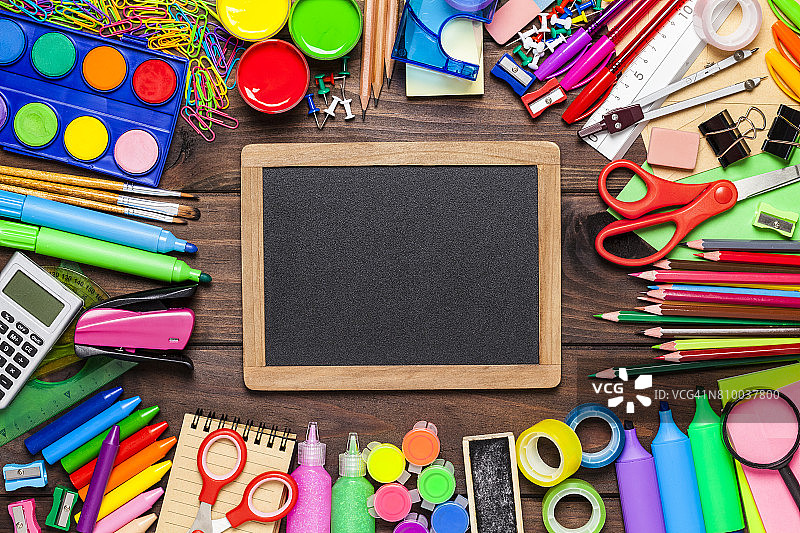 乡村木桌上的学校或办公用品框架图片素材