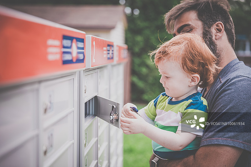 男婴和父母一起打开邮箱图片素材