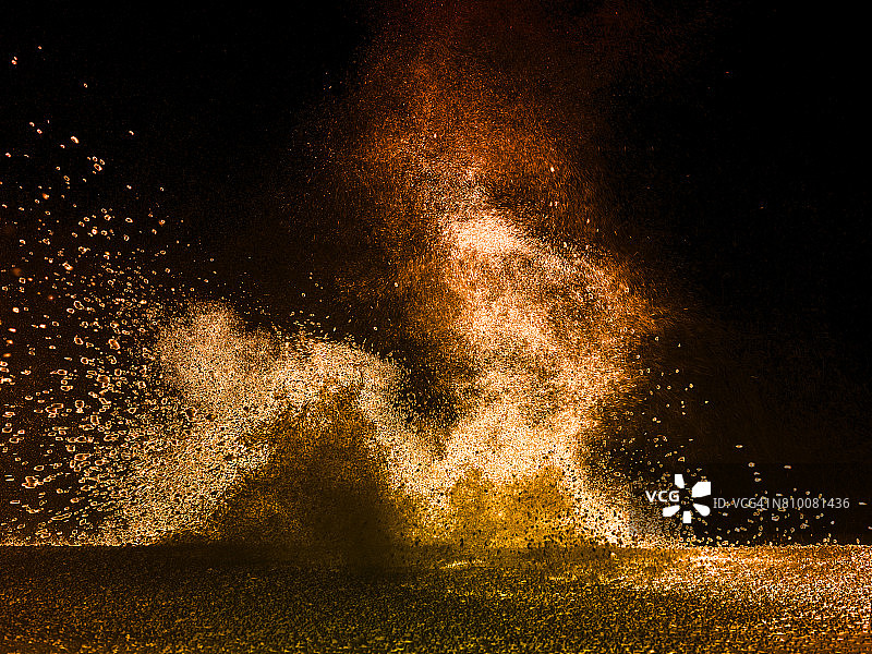红黄色粉末粒子云爆炸黑色背景图片素材