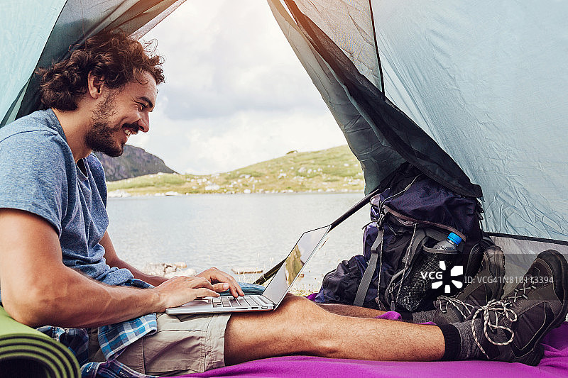 在山顶冲浪图片素材