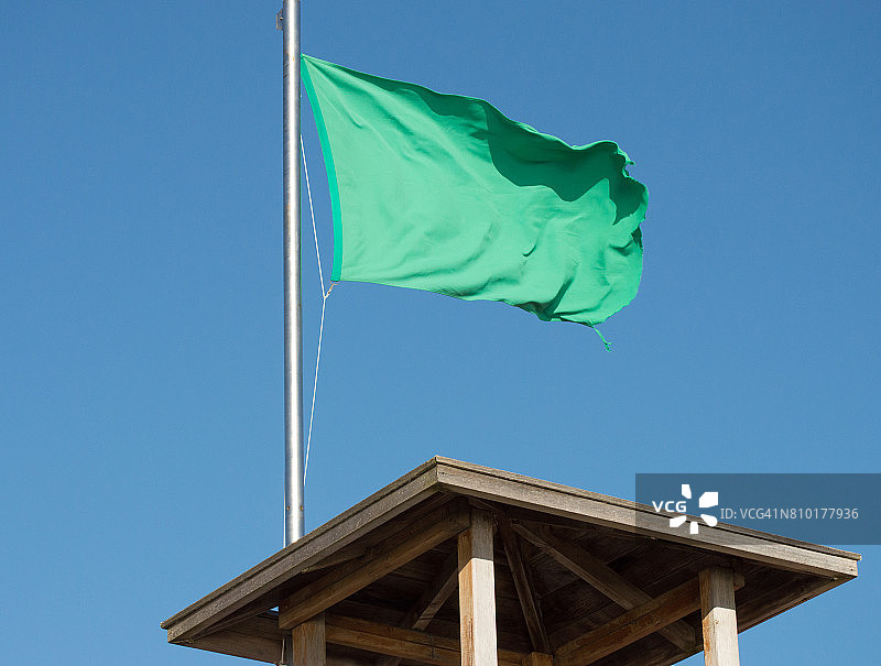 救生员的绿色旗帜图片素材