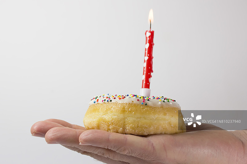 用彩色甜甜圈庆祝周年纪念图片素材