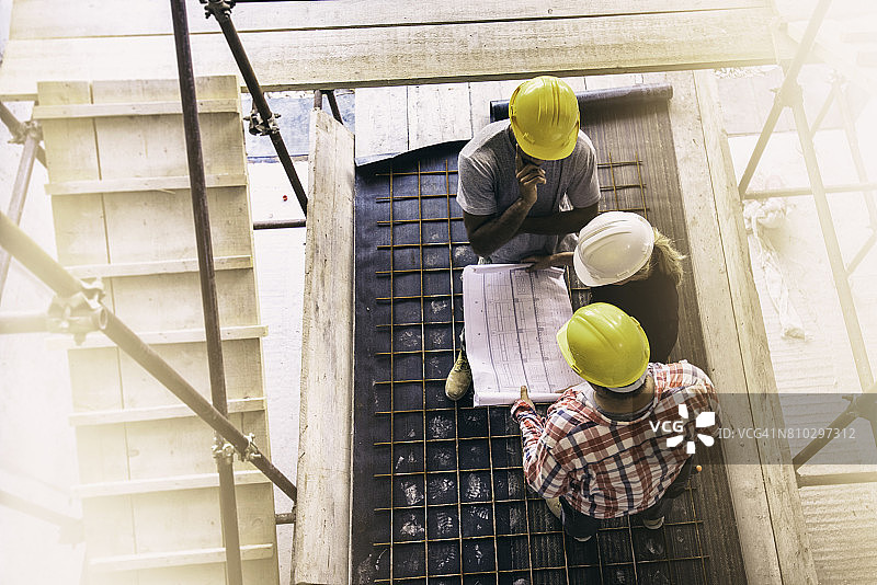 建筑工地上的女建筑师和两名建筑工人图片素材