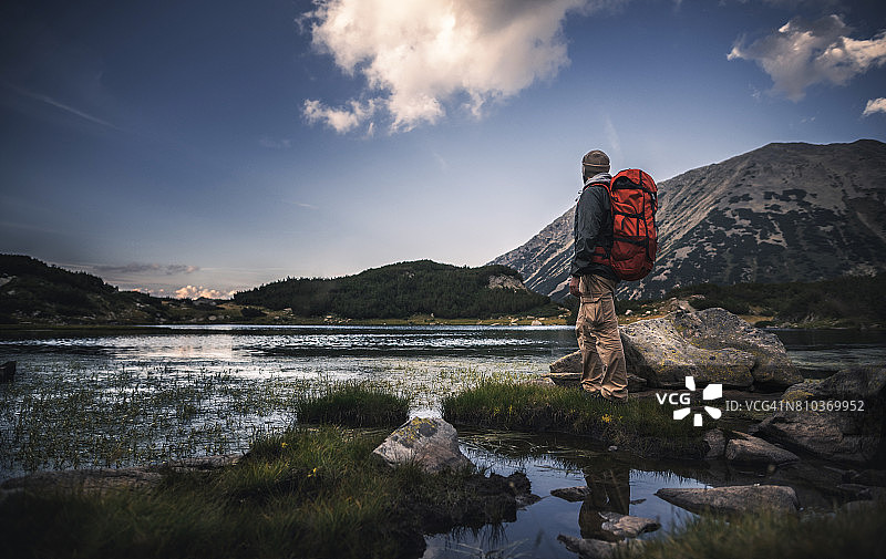 旅行者观看山脉上的日落图片素材