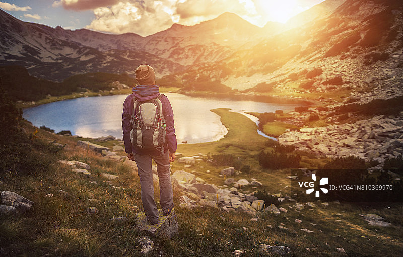 在山区徒步旅行，从上方欣赏美景图片素材