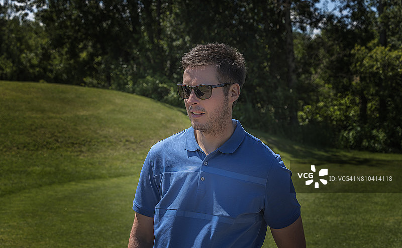 打高尔夫球图片素材