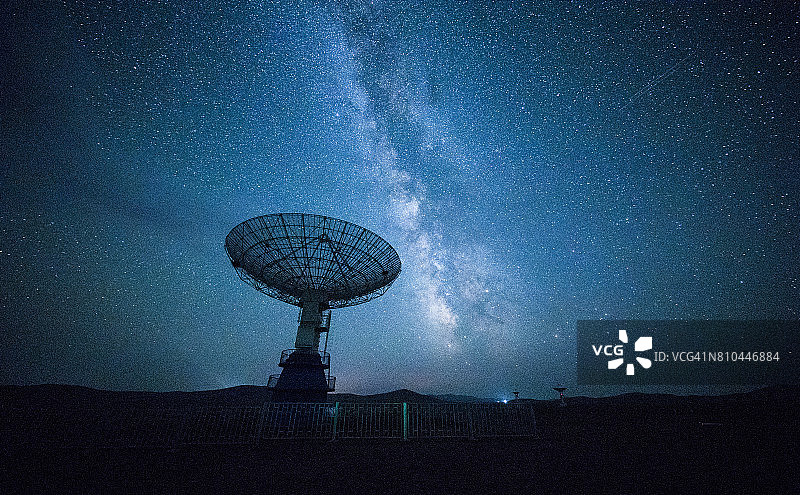 星空下的卫星天线图片素材