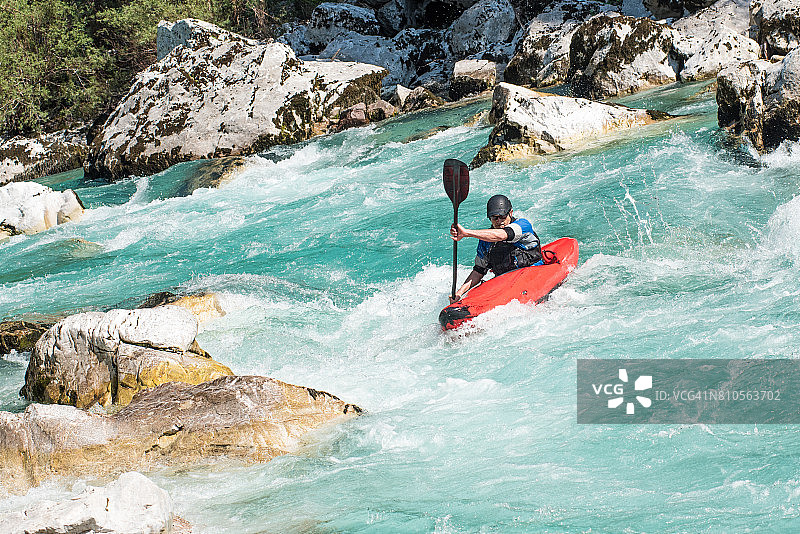 皮划艇爱好者在索卡河的激流中图片素材