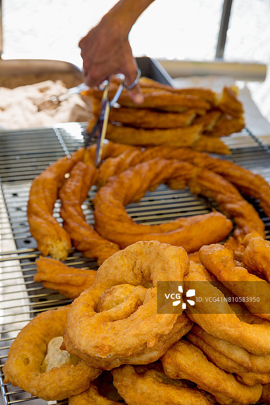 阿尔加维奥尔豪市场上出售的西班牙油条图片素材