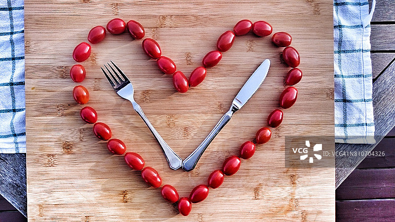 椰枣组成的心形图片素材