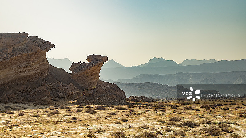 伊朗格什姆岛西部的壮观岩层图片素材