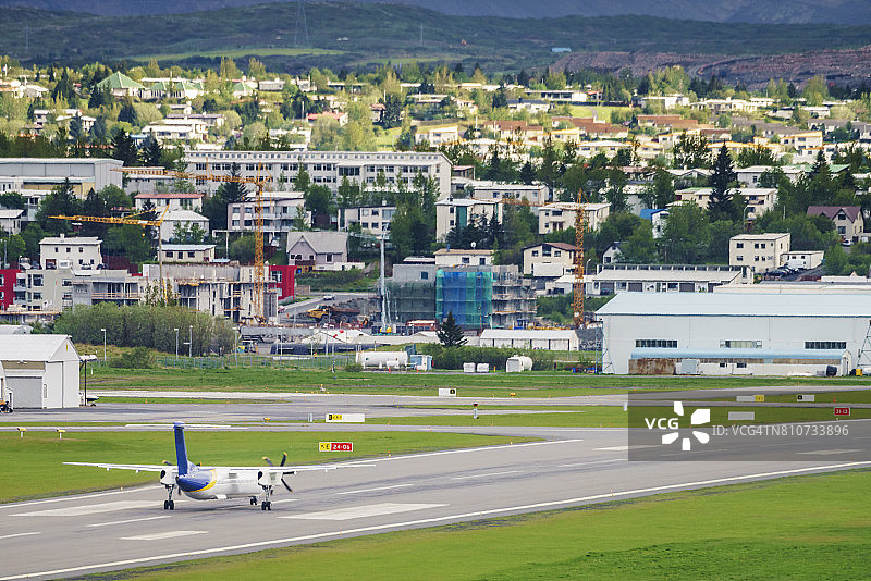 冰岛雷克雅未克国内机场跑道上的飞机图片素材