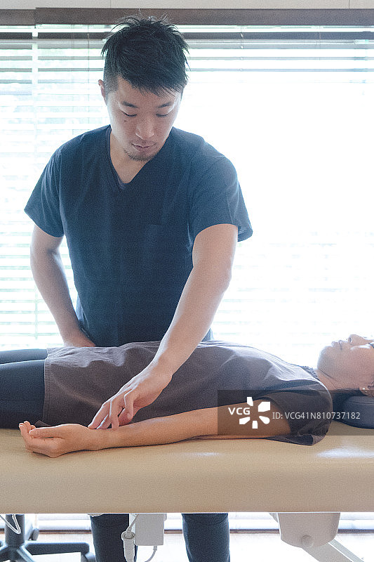 治疗师正在检查病人图片素材