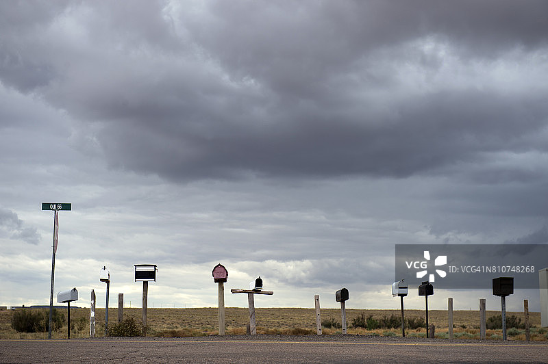 美国亚利桑那州霍尔布鲁克附近66号公路上的邮箱图片素材