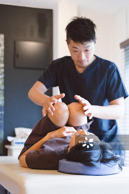 病人接受脊椎按摩治疗图片素材