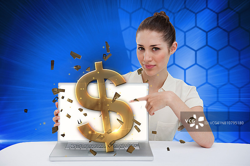 女商人指着她的笔记本电脑，上面显示美元符号图片素材