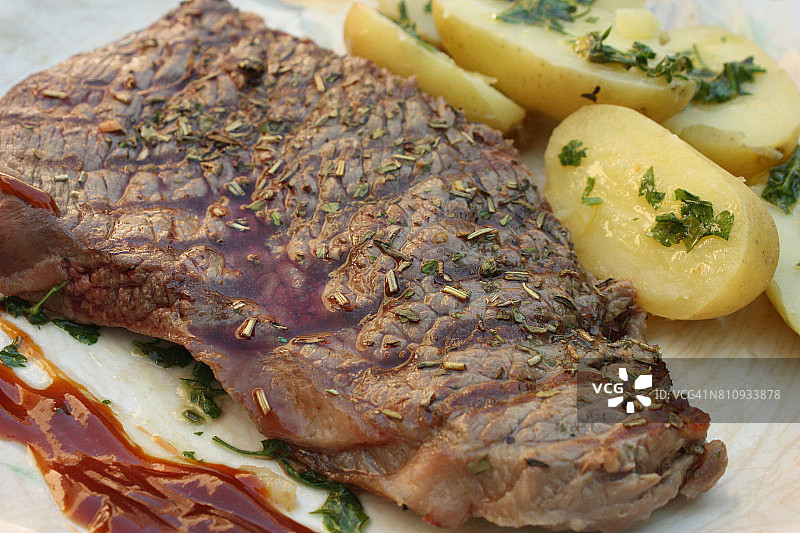 烤牛肉配煮土豆图片素材