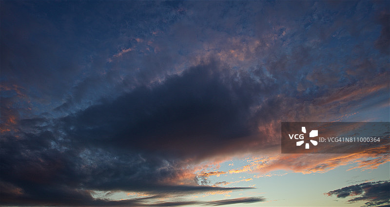 日落时分忧郁的天空云景图片素材