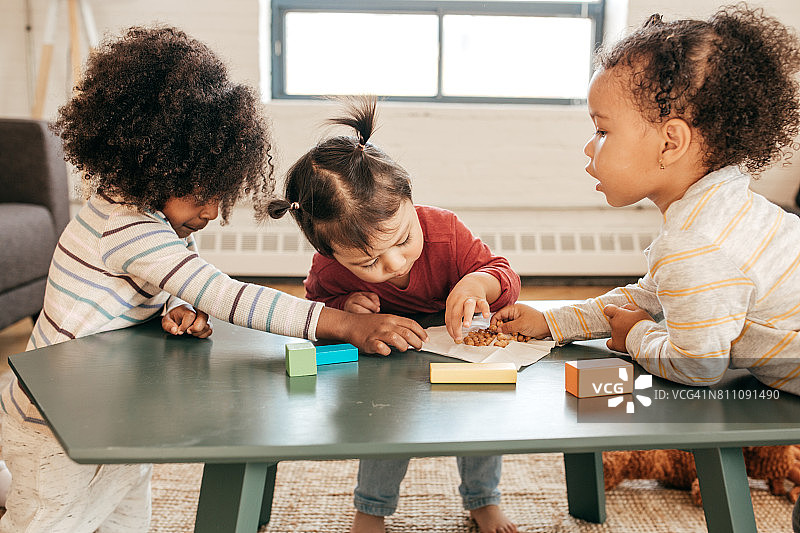 玩耍中的幼儿图片素材