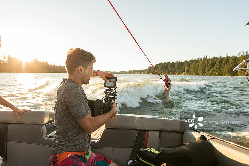 日落尾波冲浪图片素材