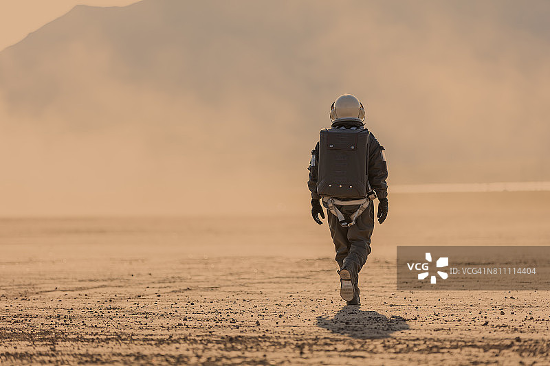 宇航员在火星上行走图片素材