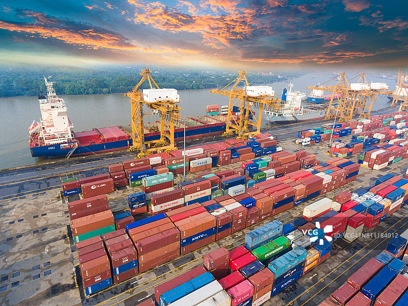 在船厂使用起重机的集装箱货船图片素材